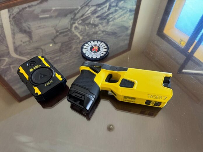 La Policía local de Perales de Tajuña irá equipada con una pistola táser en sus patrullas por el municipio