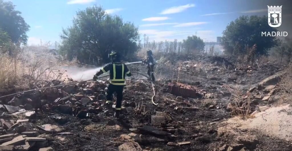 Sucesos.- Bomberos trabajan en la extinción de un importante incendio de pastos en la Cañada Real