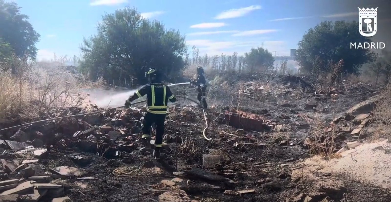 Sucesos.- Bomberos trabajan en la extinción de un importante incendio de pastos en la Cañada Real