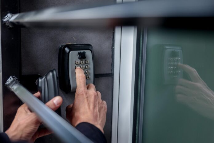 Asociaciones vecinales registran denuncia ante la Comunidad contra 10.210 pisos turísticos presuntamente ilegales