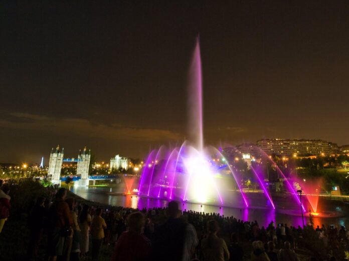 Vuelven los espectáculos de agua luz y sonido en la Fuente del Parque Europa este fin de semana
