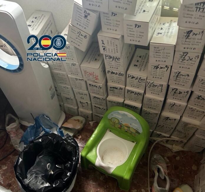 Sucesos.- Liberan a una mujer retenida por su padre para que arreglara móviles en un piso de Usera