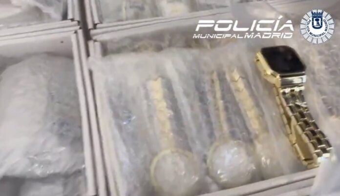 Sucesos.- Requisan casi mil artículos de bisutería robada a un conductor en Carabanchel