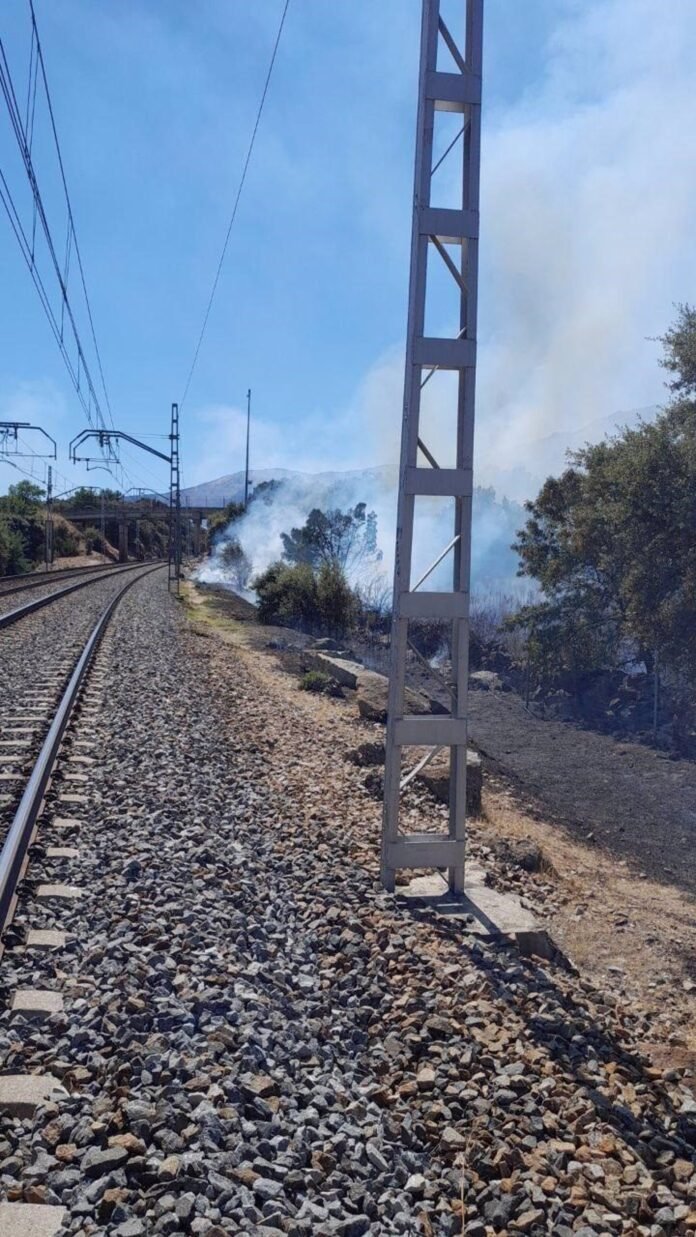 ACT.- Controlado el incendio en El Escorial que obligó a interrumpir la circulación de trenes