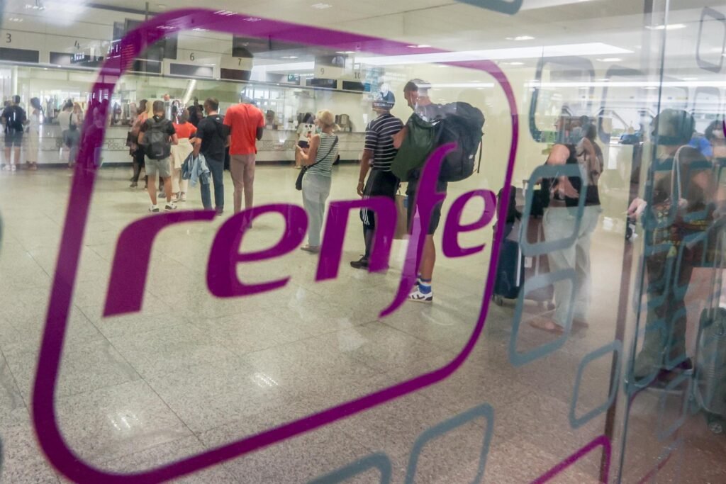 Renfe automatiza las peticiones de cambio en efectivo en 78 estaciones de Cercanías Madrid