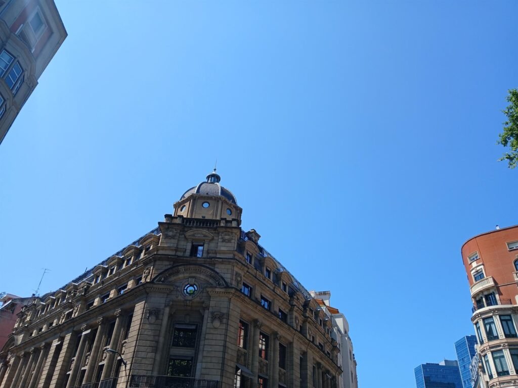 Las altas temperaturas mantienen este sábado en aviso amarillo o naranja a la mitad del país