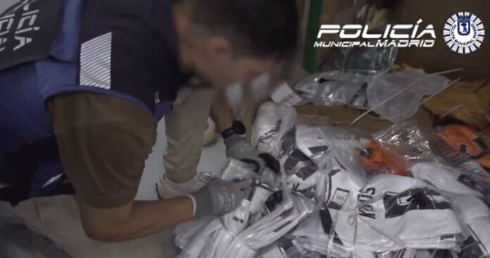 Tres detenidos y requisadas 10.600 camisetas de jugadores falsas que iban a acabar en el 'top manta'