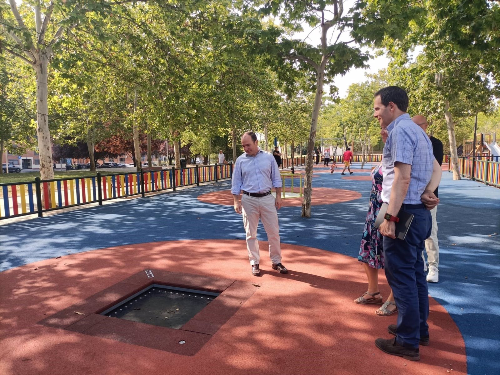 El parque Galiana en Usera se renueva con 37 árboles, un área de juegos infantiles y nuevos espacios de ejercicio