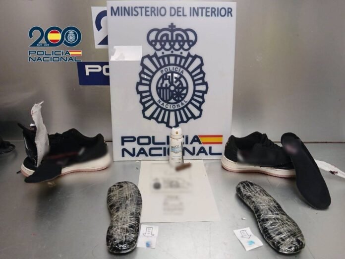 5 detenidos en el aeropuerto de Barajas por ocultar más de 3 kg de cocaína en las suelas de sus zapatillas