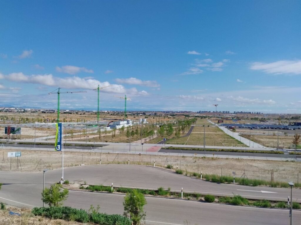 Luz verde a la licitación de 27 parcelas para construir 1.600 viviendas de alquiler asequible en Ahijones y Berrocales