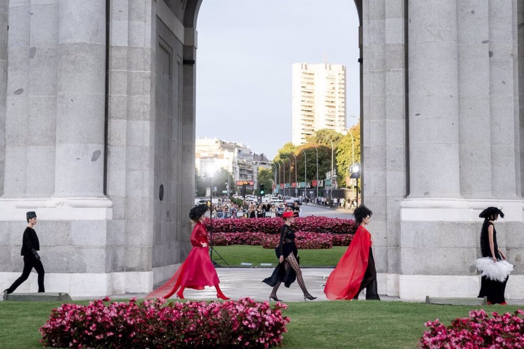 La Puerta de Alcalá se convirtió en el kilómetro 0 de la creación con el arranque de la Semana de la Moda de Madrid