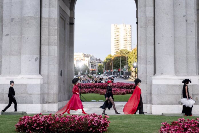 La Puerta de Alcalá se convirtió en el kilómetro 0 de la creación con el arranque de la Semana de la Moda de Madrid