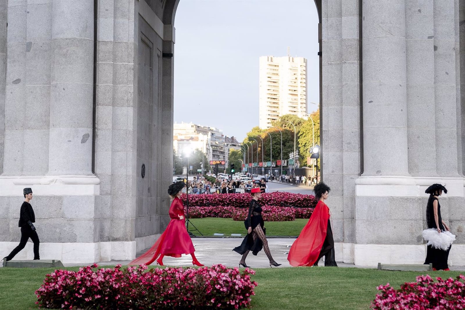 La Puerta de Alcalá se convirtió en el kilómetro 0 de la creación con el arranque de la Semana de la Moda de Madrid