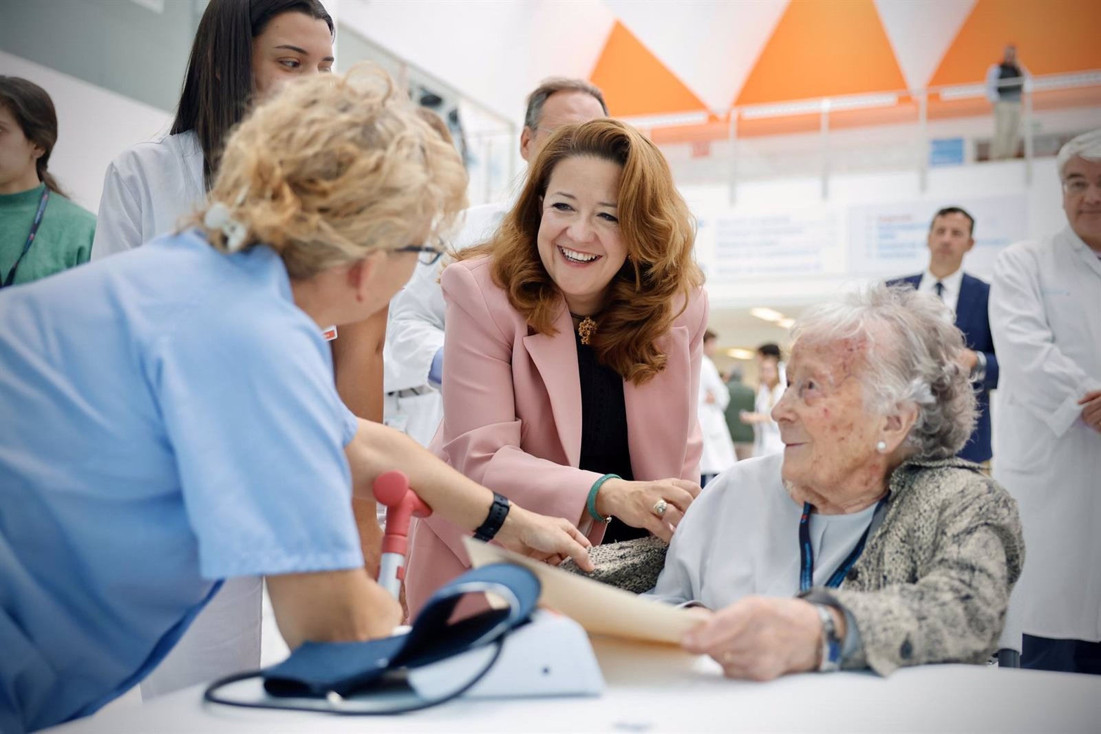 Madrid estrena la primera unidad de hospitalización virtual para enfermos en residencias y evitar desplazamientos