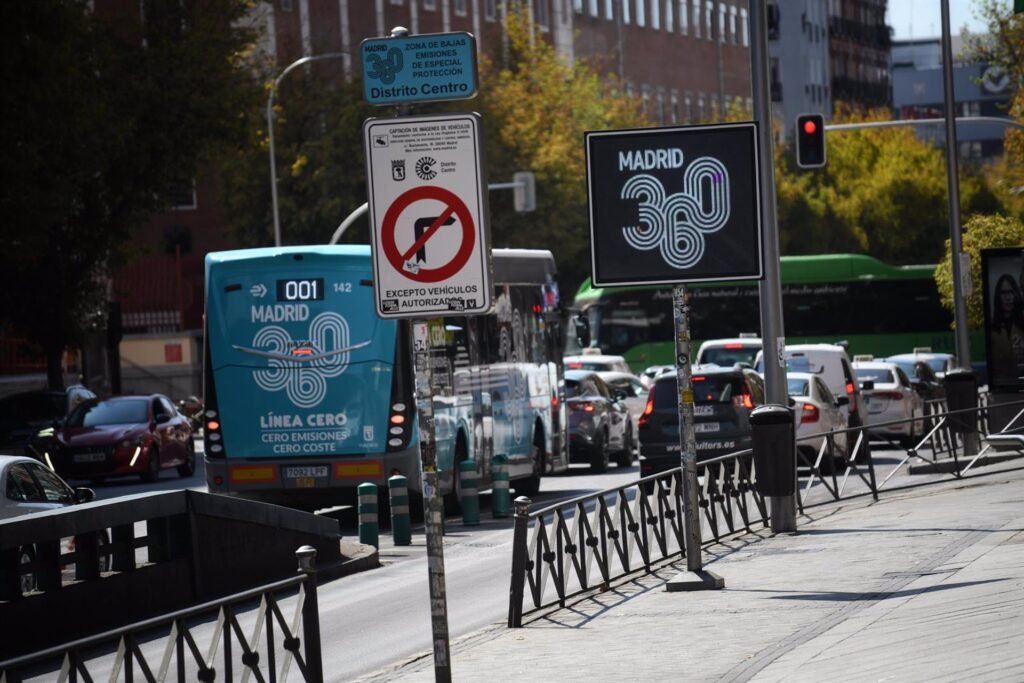 Ayuso apuesta por duplicar ayudas para comerciantes y vecinos perjudicados por zonas de bajas emisiones
