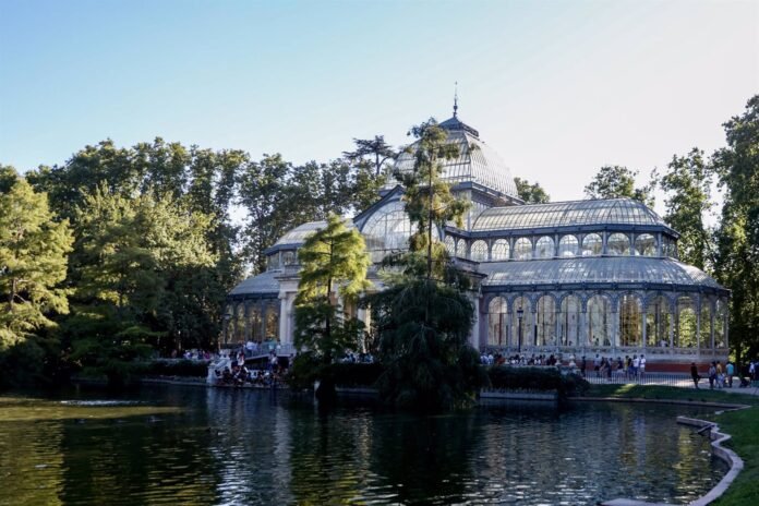 El Retiro y otros ocho parques cierran sus puertas por las fuertes rachas de viento previstas en Madrid El Retiro y otros ocho parques cierran sus puertas por las fuertes rachas de viento previstas en Madrid