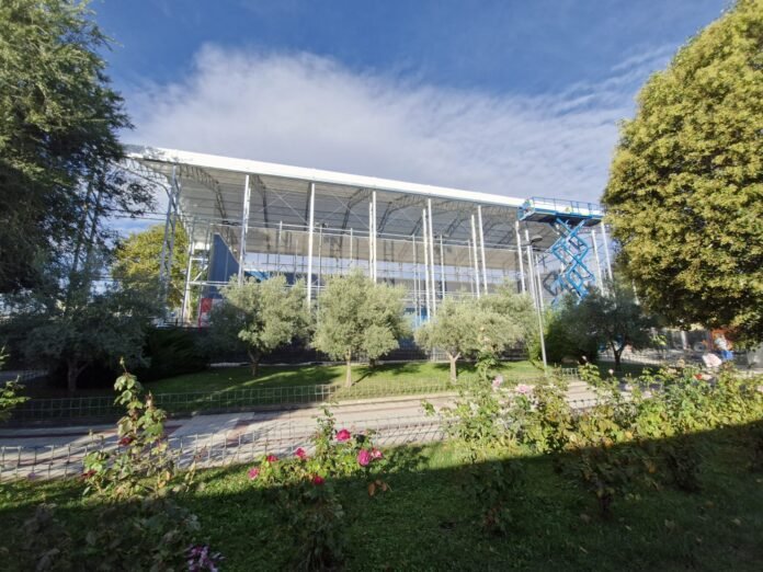 fronton_juande El Gobierno Municipal de Getafe continúa centrado en ofrecer las mejoras instalaciones deportivas posibles para sus vecinos, y solo en el año 2024 realizó inversiones de 1.000.000 de euros en nuevos elementos y trabajos de mantenimiento, tanto en pabellones y campos de fútbol como en pistas de uso libre en todos los barrios. Como explica el concejal de Deportes, Javier Santos, “cada día más vecinos optar por tener una vida saludable en #Getafe y tienen como referencia al Ayuntamiento de Getafe por la competitividad de sus instalaciones y oferta deportiva, en esa línea vamos a seguir avanzando también en 2025”. La principal inversión durante 2024 fue el cubrimiento del frontón en el Polideportivo de Juan de la Cierva, que permite disfrutar de este deporte y de campeonatos durante todos los meses del año. También, en el polideportivo más grande de la ciudad, se ha mejorado la accesibilidad a las instalaciones con puertas automáticas, los baños, la señalización inclusiva, o las mejoras de la iluminación en los pabellones. La accesibilidad ha sido una de las prioridades durante el pasado año, mejorando no solo accesos sino también el interior de instalaciones con cambios de suelo, nuevos pasamos y barandillas, como en el pabellón Rafael Vargas, pistas de uso libre en Sector III, el centro acuático del Polideportivo de San Isidro o en el Polideportivo de La Alhóndiga-Sector III. En este último espacio también se mejoraron los vestuarios y el gimnasio. Otras inversiones han sido la sustitución de césped artificial, la mejora de cerramientos para garantizar la seguridad de las instalaciones, y el acondicionamiento del pabellón del Acuartelamiento Aéreo, dentro del futuro barrio de La Aviación, para que sea utilizado por entidades de Getafe. Nuevas instalaciones La delegación de Deportes trabaja ya en otras grandes inversiones que comenzarán a visualizarse este año 2025, donde destaca especialmente las obras de la fase II del nuevo Polideportivo de San Isidro, que contará con un nuevo campo de fútbol, salas multiusos y su conexión con el Parque de San Isidro. También se está licitando las obras del nuevo Centro Cívico y Deportivo en Los Molinos, un nuevo tipo de instalación que traerá nuevos servicios al barrio, además de la nueva piscina y otros elementos deportivo en El Bercial, una pista de patinaje en Buenavista, así como un campo de hockey en línea para Perales del Río.