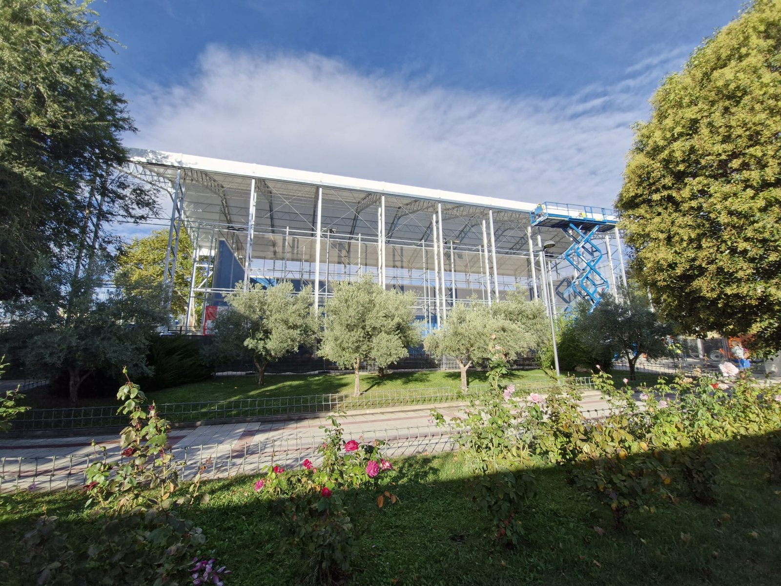 El Gobierno Municipal de Getafe continúa centrado en ofrecer las mejoras instalaciones deportivas posibles para sus vecinos, y solo en el año 2024 realizó inversiones de 1.000.000 de euros en nuevos elementos y trabajos de mantenimiento, tanto en pabellones y campos de fútbol como en pistas de uso libre en todos los barrios. Como explica el concejal de Deportes, Javier Santos, “cada día más vecinos optar por tener una vida saludable en #Getafe y tienen como referencia al Ayuntamiento de Getafe por la competitividad de sus instalaciones y oferta deportiva, en esa línea vamos a seguir avanzando también en 2025”. La principal inversión durante 2024 fue el cubrimiento del frontón en el Polideportivo de Juan de la Cierva, que permite disfrutar de este deporte y de campeonatos durante todos los meses del año. También, en el polideportivo más grande de la ciudad, se ha mejorado la accesibilidad a las instalaciones con puertas automáticas, los baños, la señalización inclusiva, o las mejoras de la iluminación en los pabellones. La accesibilidad ha sido una de las prioridades durante el pasado año, mejorando no solo accesos sino también el interior de instalaciones con cambios de suelo, nuevos pasamos y barandillas, como en el pabellón Rafael Vargas, pistas de uso libre en Sector III, el centro acuático del Polideportivo de San Isidro o en el Polideportivo de La Alhóndiga-Sector III. En este último espacio también se mejoraron los vestuarios y el gimnasio. Otras inversiones han sido la sustitución de césped artificial, la mejora de cerramientos para garantizar la seguridad de las instalaciones, y el acondicionamiento del pabellón del Acuartelamiento Aéreo, dentro del futuro barrio de La Aviación, para que sea utilizado por entidades de Getafe. Nuevas instalaciones La delegación de Deportes trabaja ya en otras grandes inversiones que comenzarán a visualizarse este año 2025, donde destaca especialmente las obras de la fase II del nuevo Polideportivo de San Isidro, que contará con un nuevo campo de fútbol, salas multiusos y su conexión con el Parque de San Isidro. También se está licitando las obras del nuevo Centro Cívico y Deportivo en Los Molinos, un nuevo tipo de instalación que traerá nuevos servicios al barrio, además de la nueva piscina y otros elementos deportivo en El Bercial, una pista de patinaje en Buenavista, así como un campo de hockey en línea para Perales del Río.