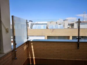 El vidrio gana presencia en balcones y viviendas por seguridad y diseño